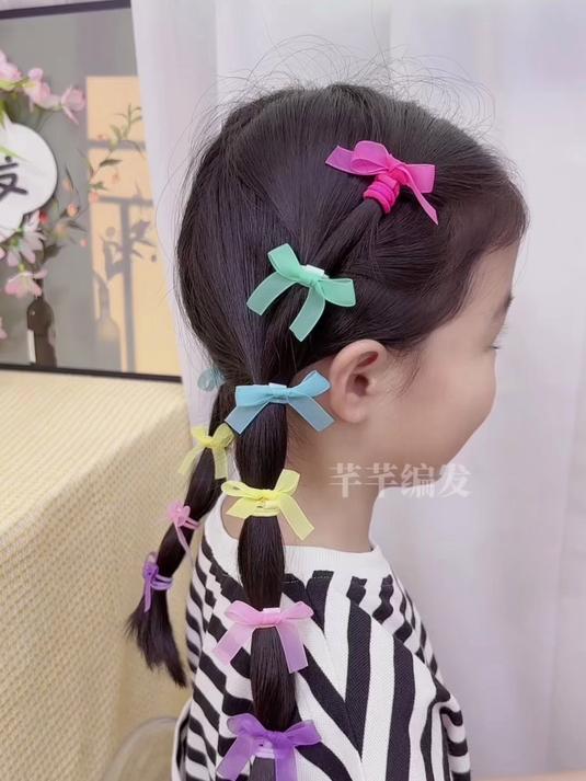 谁懂啊!小女孩扎蝴蝶结发型上学,可爱值超标