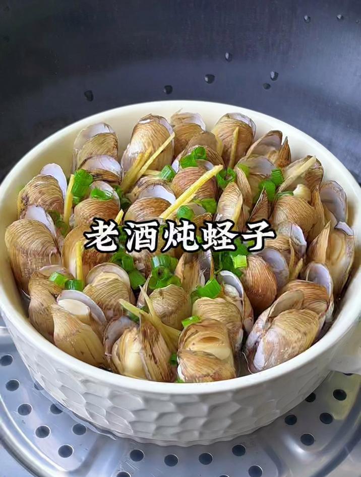 福建特色老酒炖蛏子,酒香四溢,蛏肉鲜甜又多汁