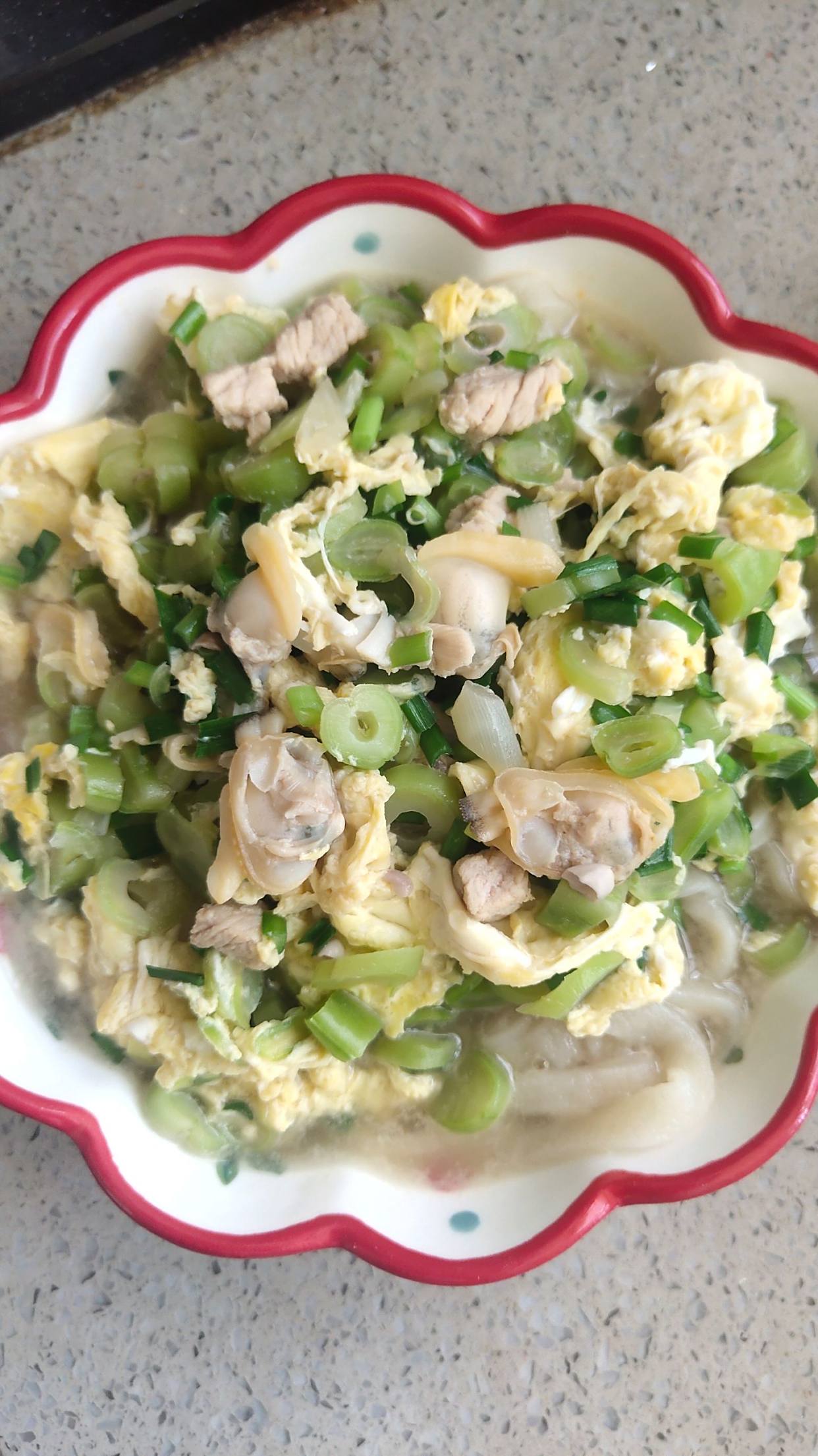 手擀海鲜打卤面。面粉加入盐碱和面,卤子用的花蛤芸豆吃一口那叫一个鲜来