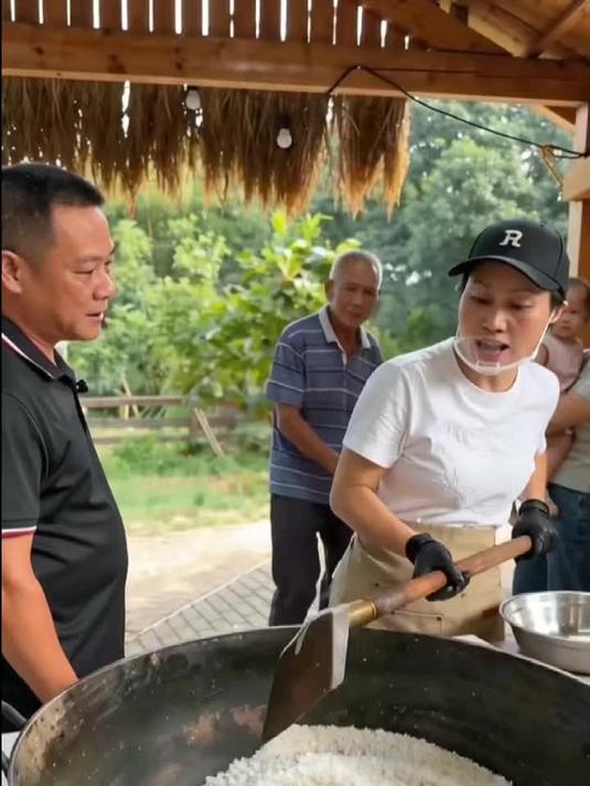 江西人在惠州做东江古法盐焗鸡，不加一滴水