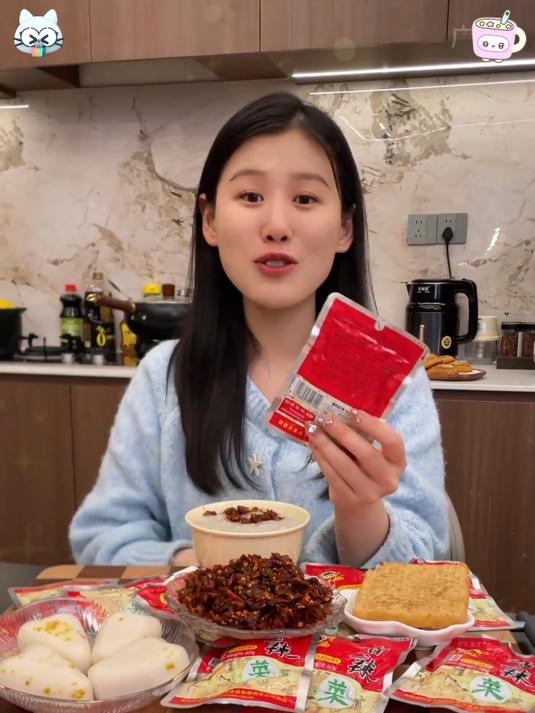 老干妈香辣菜不管是拌面拌饭炒饭煮面条送粥来上一包真的绝了！