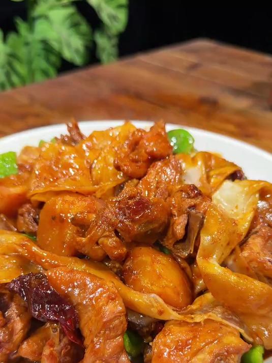 新疆大盘鸡搭配饺子皮,真的是香迷糊了