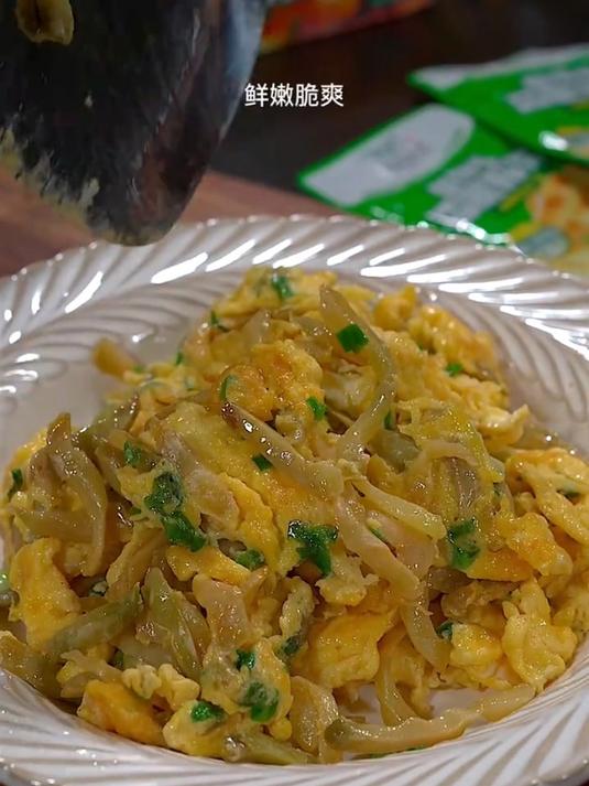 清脆可口的榨菜炒鸡蛋