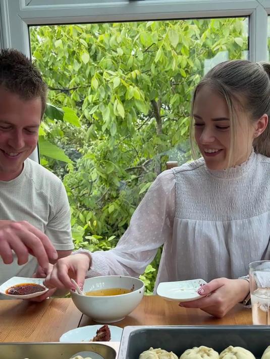 温房的韭菜吃不过来了,我们觉得包包子消耗掉一些。