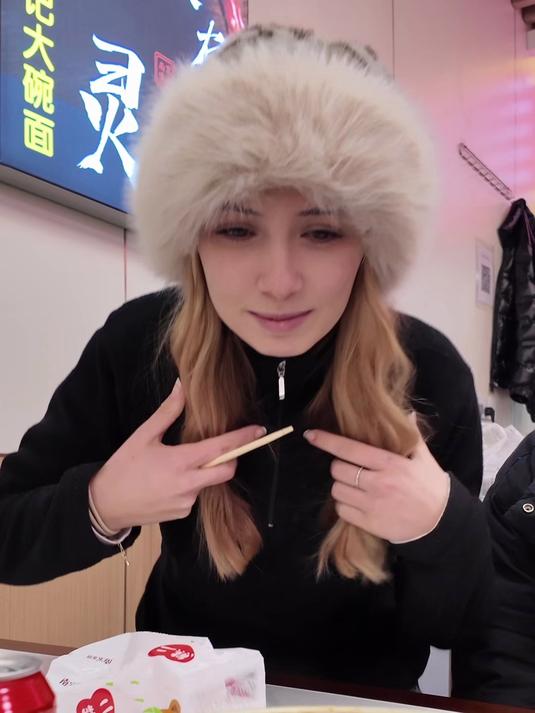 带外国小姨子第一次吃南京大肉面