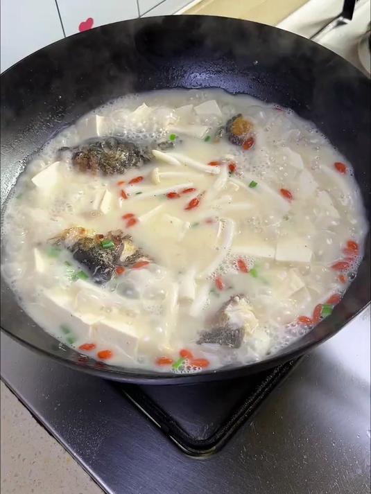 鱼头豆腐汤鲜味美好喝又营养