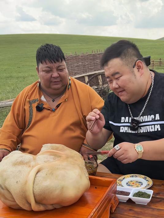 花胖兄弟第一次来，别着急还有呢！#恩克#肚包肉#草原美食分享#内蒙古美食推荐官
