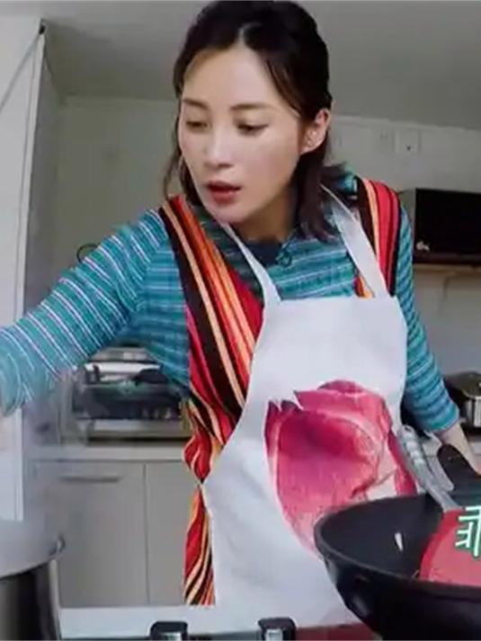 蒋勤勤做大酱汤，放炉子上咕嘟咕嘟的，馋的陈建斌肚子咕咕叫！