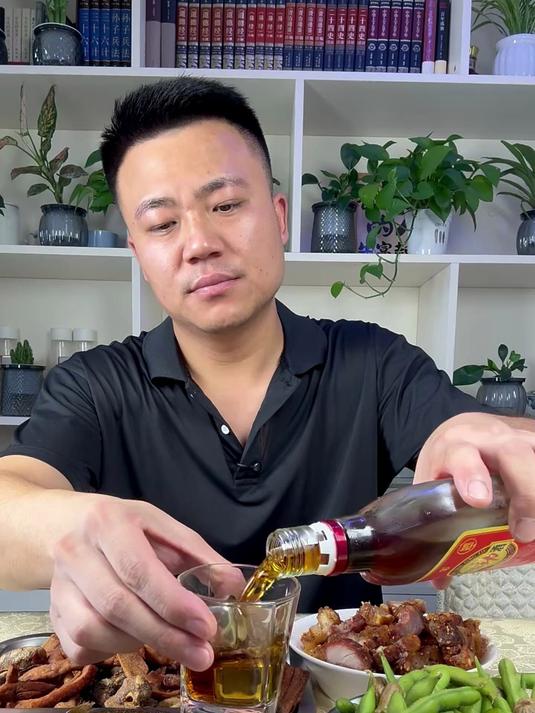有点糊了的炸三样 再来个酱焖泥鳅鱼 今天这下酒菜又到位了
