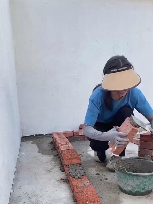 院子里的花池没挖成只好用砖来砌了,又当了两天泥瓦工