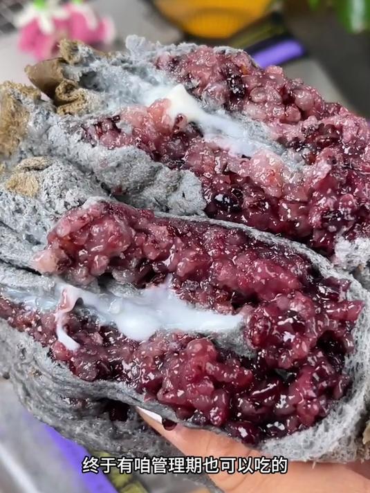 五黑紫米奶酪夹心面包,面包特别湿软,一口下去紫米奶酪酱就爆