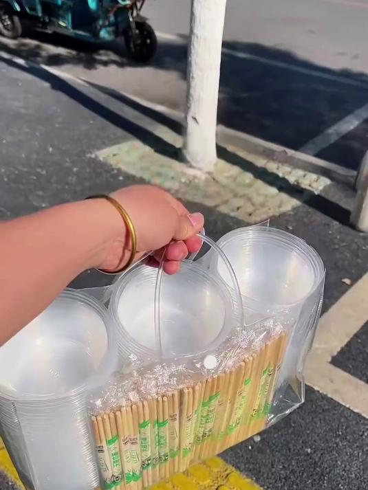 一次性透明圆形带盖塑料碗冰粉家用商用外卖加厚批发汤碗打包餐盒