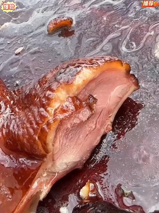 以当地土麻鸭为原料,经漂洗、香料腌渍、烟熏、卤制等工序制成
