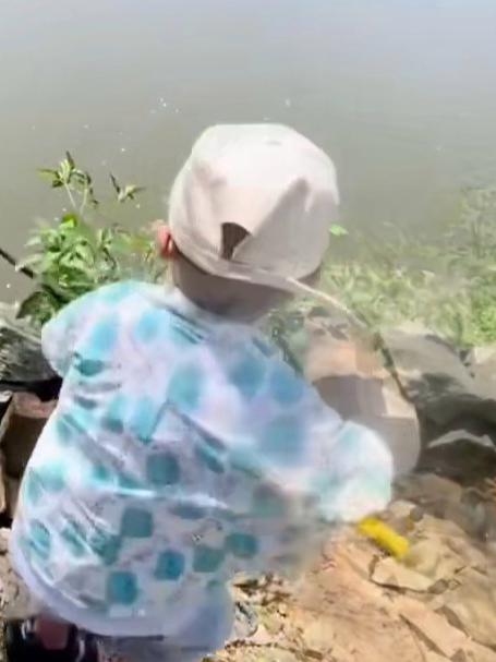 儿子和爸爸一起去钓鱼，钓了一条超大的鱼结果……#北京范儿夏趣京游季#