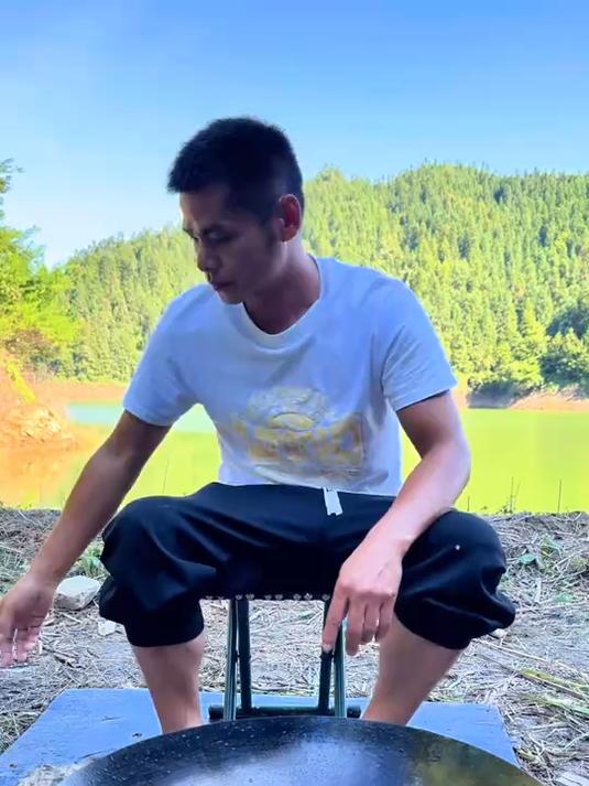 水库钓大鱼第八天,昨晚钓了两条土鲶鱼一条黄辣丁九条翘嘴