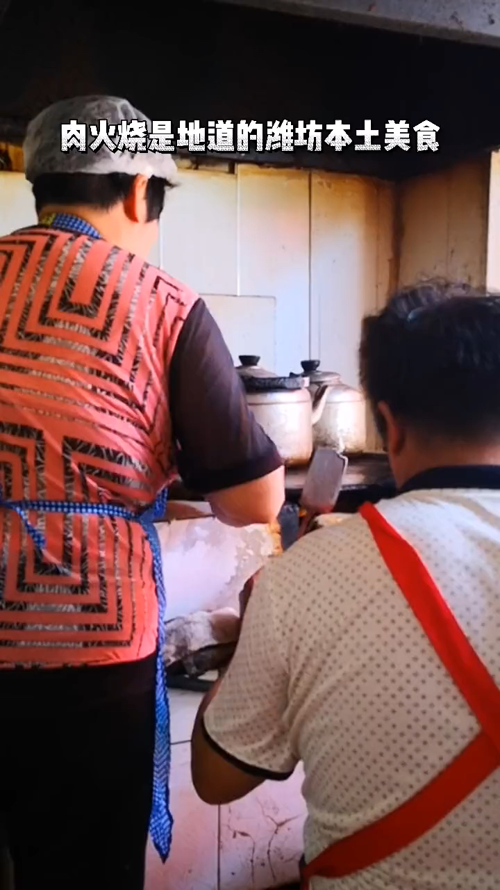 来潍坊必吃美食之二。一碗豆腐脑,两个肉火烧,伴随着潍坊人的每一顿早餐