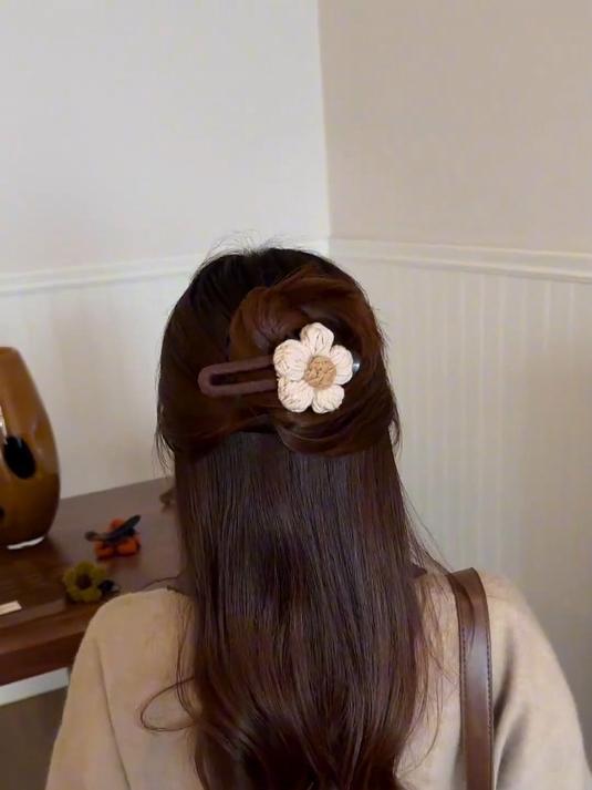 约会不想披头散发?鸭嘴夹盘发,温柔浪漫氛围感拉满