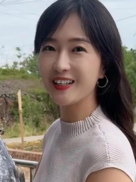 表嫂又搞了条20斤的马鲛鱼,找5个乡邻一人做一段,吃现成的