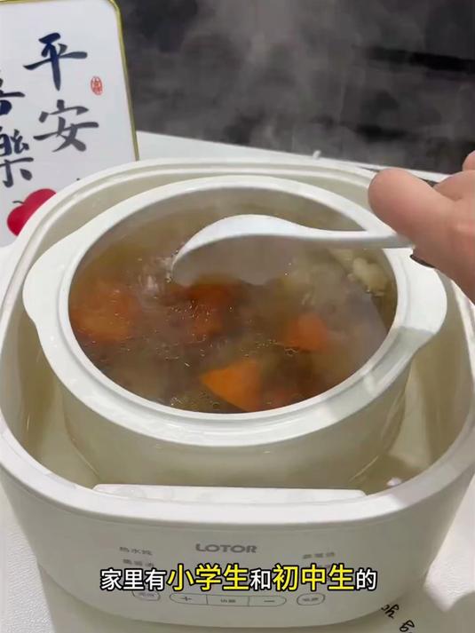 最近一直在用的隔水炖锅，炖汤，煮粥，蒸包子等，直接一锅出