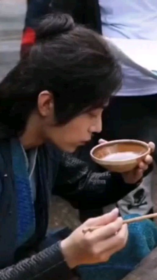 没有什么能阻挡吃货,肖战太接地气了吧,一看就是吃过大食堂的人!