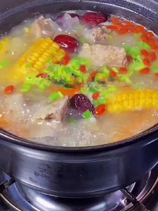 美味排骨汤:红枣玉米炖煮,营养又滋补!