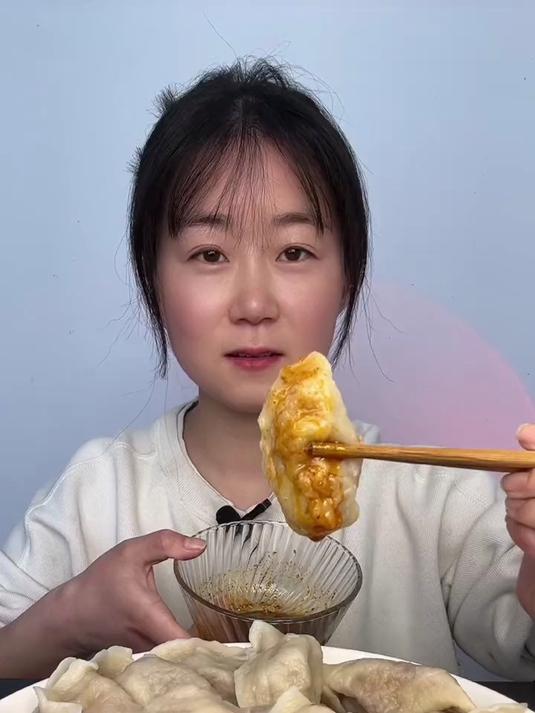东北大馅猪肉白菜水饺煮完肚儿圆咬一口香到跺地板