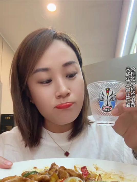 东北单身女人下班后尖椒炒肥肠和酸菜粉吃美了太幸福了