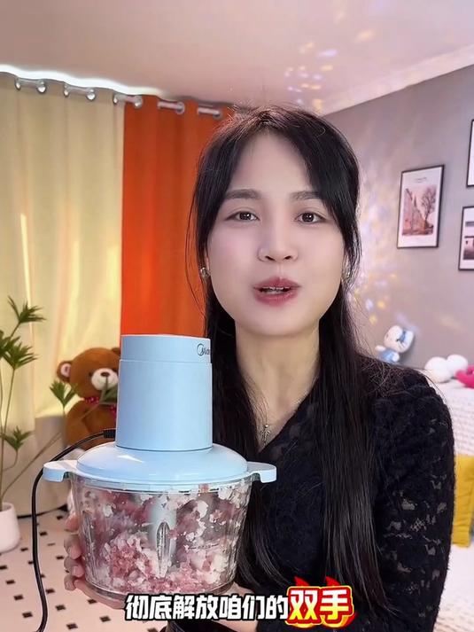 刀电动绞肉机,65 分贝低噪音,清晨绞馅不扰家人,小户型首选