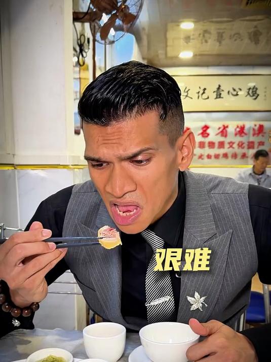 沙特老外第一次吃广州白切鸡 被带血丝的鸡吓到要退单?