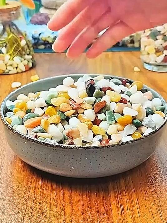 “探索自然之美:如何用雨花石提升你的鱼缸造景与水培艺术”