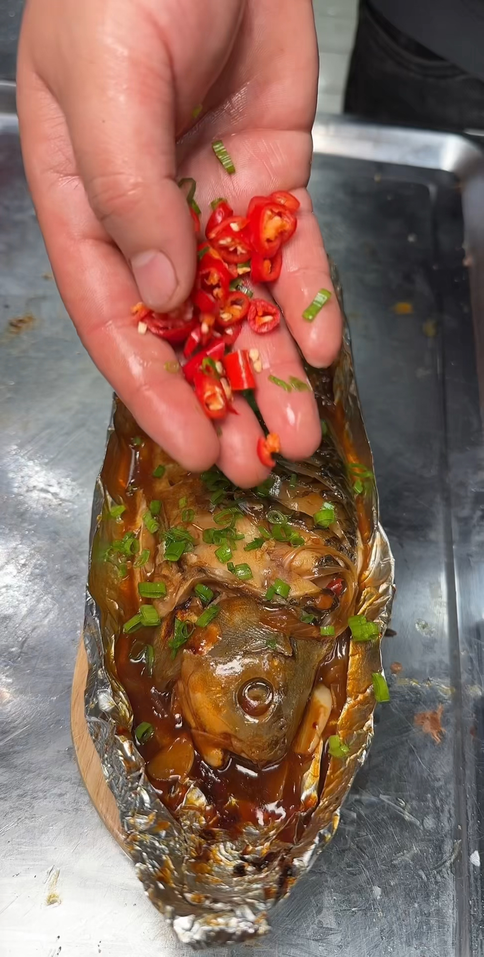 烧烤店里的锡纸鲫鱼