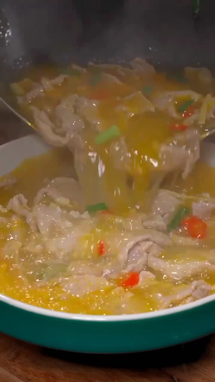 很多人就喜欢去外面吃酸汤肉片,其实在家也能做,做法简单,嫩滑爽口,全家人都爱吃