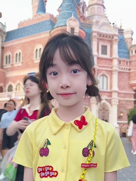 在迪士尼城堡里吃晚餐居然还有这种福利?