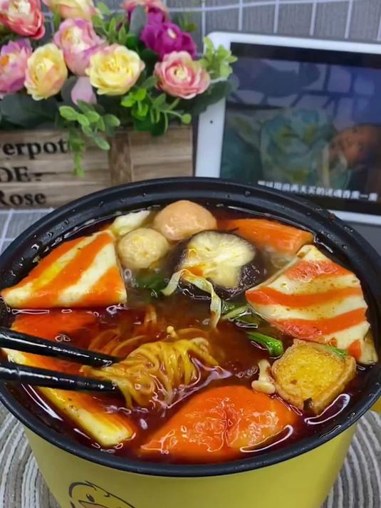 有了这款高颜值小黄鸭电煮锅，平时做饭做菜更方便快捷！