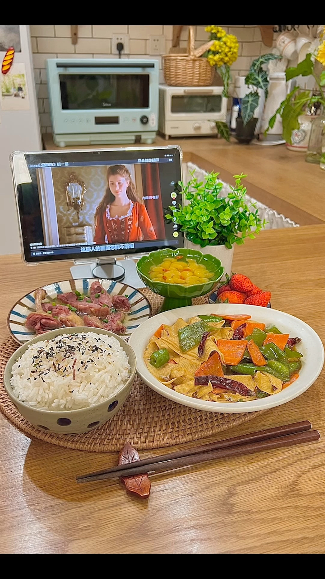 一人食:今天吃蒸腊鸭腿,尖椒豆腐皮,砂糖橘糖水