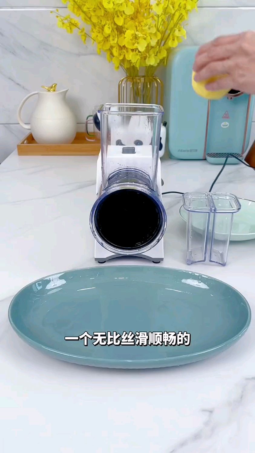 厨房好帮手:一个无比丝滑顺畅的电动切菜机,让做饭备菜这件事变得没有那么复杂了