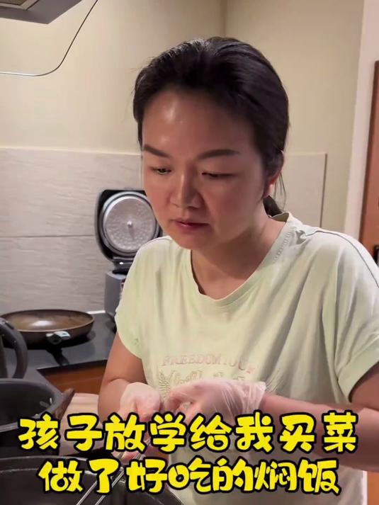 孩子放学回来给我买菜,我做了焖饭,这儿子和妹妹去买菜
