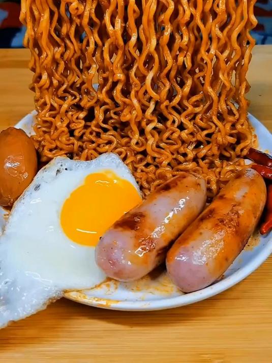 泡面 爆辣火鸡面 爆辣火鸡面吃起来 超香超浓郁的火鸡面