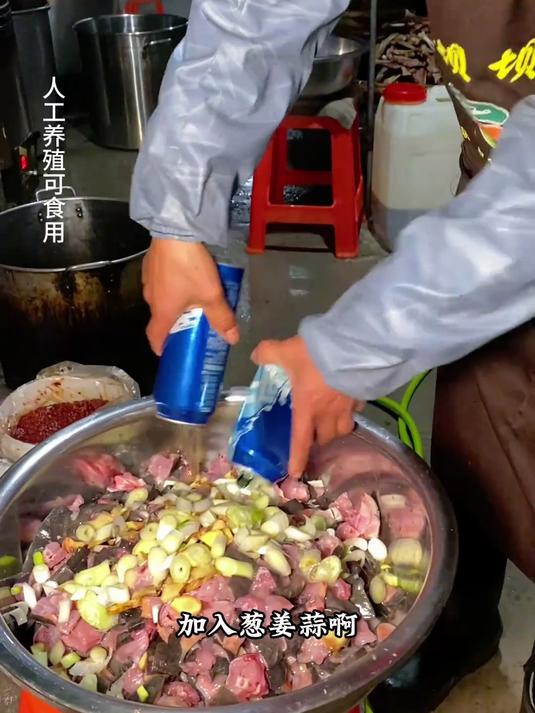 山东小伙来四川长见识,第一次见这道香辣娃娃鱼,惊呆了
