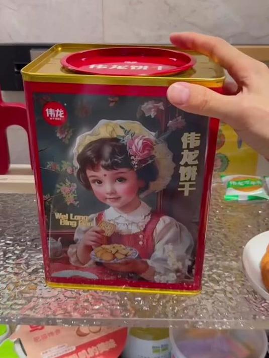 伟龙怀旧饼干铁盒,两款经典巨好吃,带你穿越时光