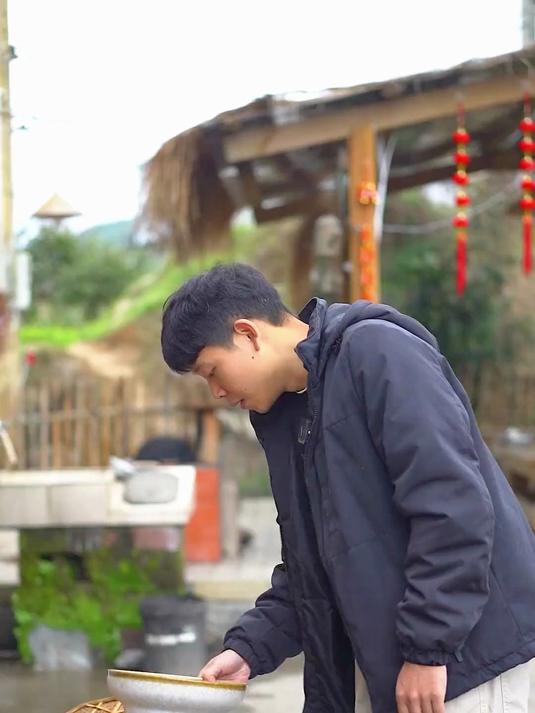 今天是老爸生日，老妈亲手为他制作生日蛋糕！这个惊喜安排