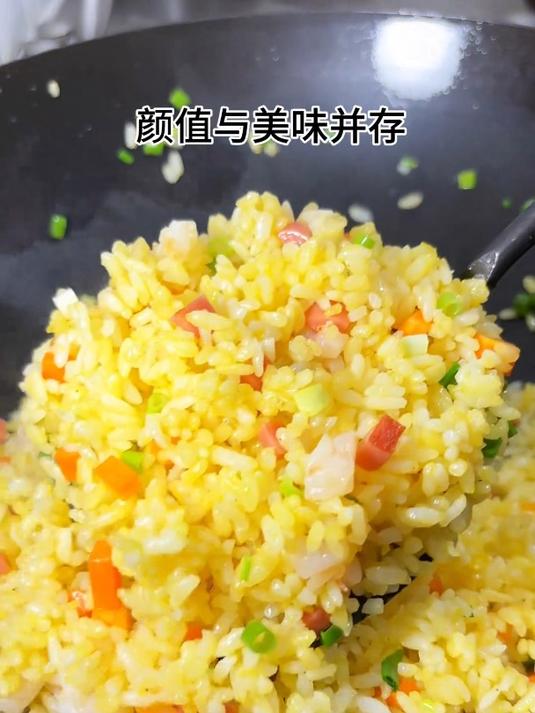 您肯定想不到这粒粒分明的黄金蛋炒饭做法竟然这么简单!