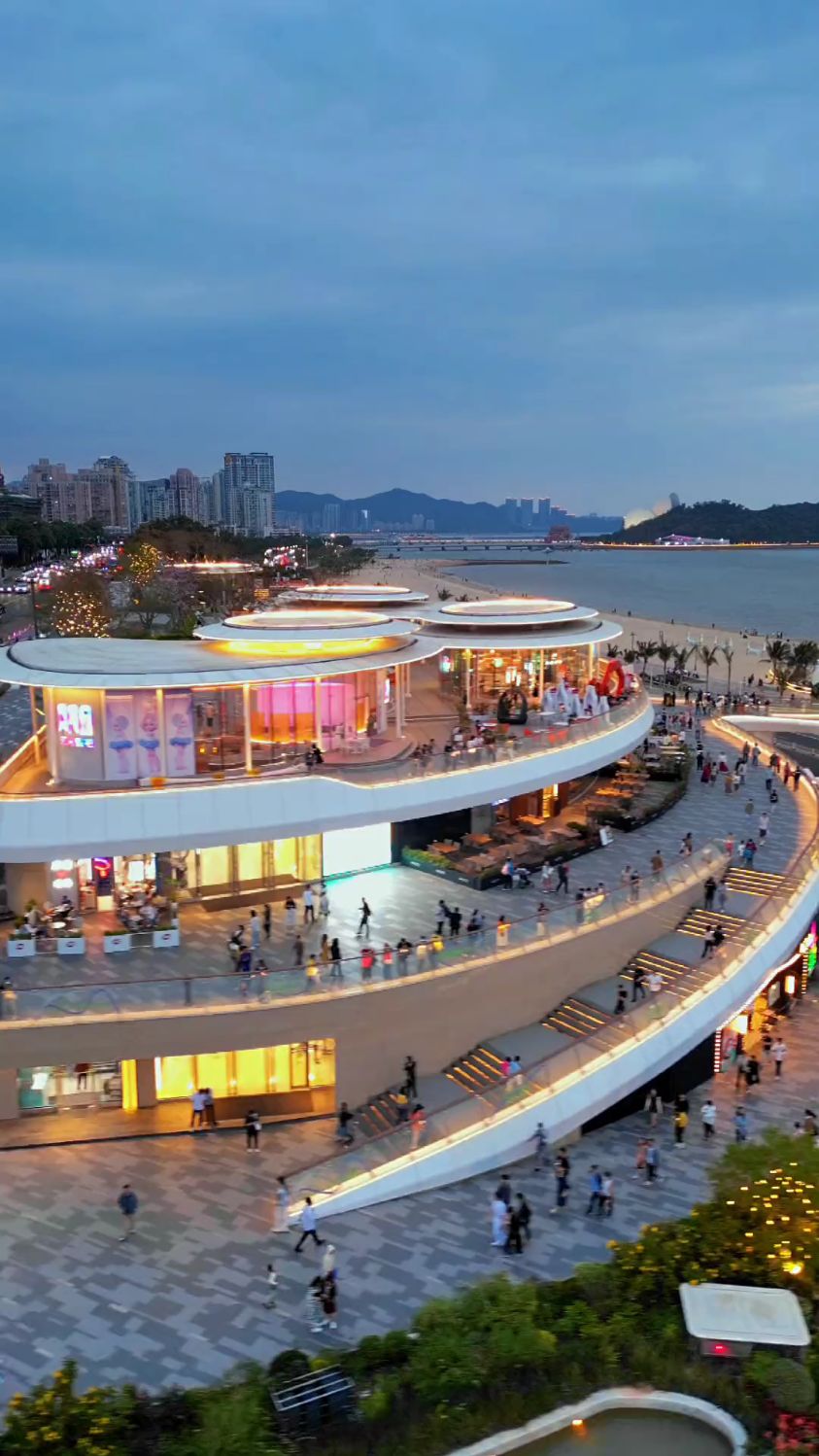 在珠海一定要带上他(她),来一次香炉湾城市阳台,看无敌海景,欣赏最美城市夜景。