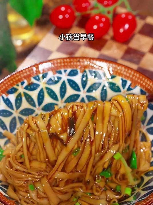 天冷不想做饭就来一碗葱油拌面，热气腾腾的特别好吃