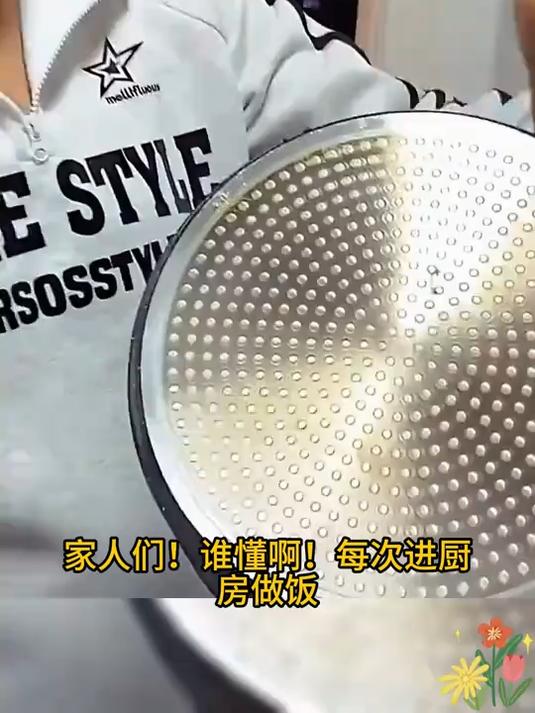 小时候看她用它烙饼，现在我用它给女儿煎卡通鸡蛋