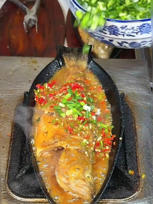 街头25一条的烤鲈鱼，鲜嫩入味好下饭！