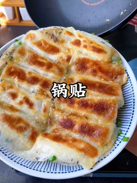 过年不会包饺子的就做锅贴吃,做法很简单,咬一口嘎嘣脆