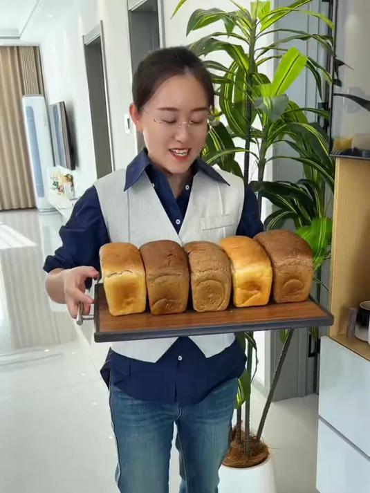 这可不是面包,这可是俄罗斯大列巴,一个一斤重,国外人都吃这个