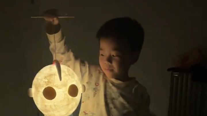 5岁娃用方便面桶气球,做奥特曼造型元宵灯笼,成品一出惊艳网友