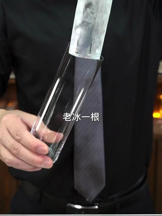 拉莫斯金菲士：燕双鹰用超大摇壶演绎鸡尾酒中的战斗机